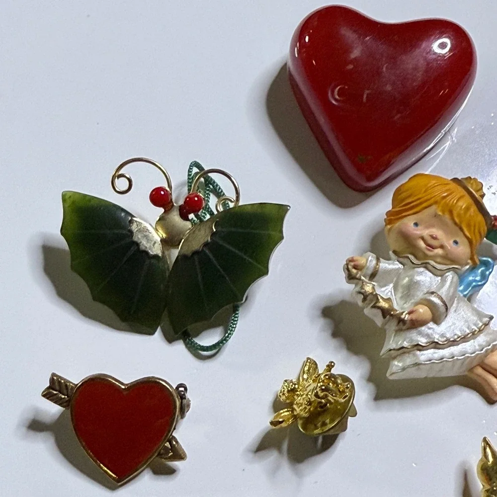 Vintage Lot of Pins Brooches Hearts Angels Flags Rainbows Shamrocks‎